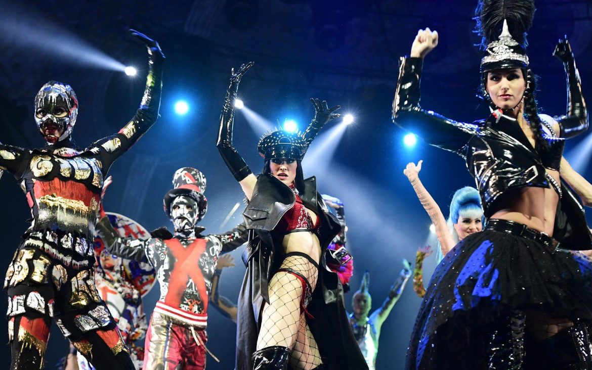 Elevate Your Wardrobe: 7 Ways to Embrace Chic and Stylish Fashion in Everyday Life